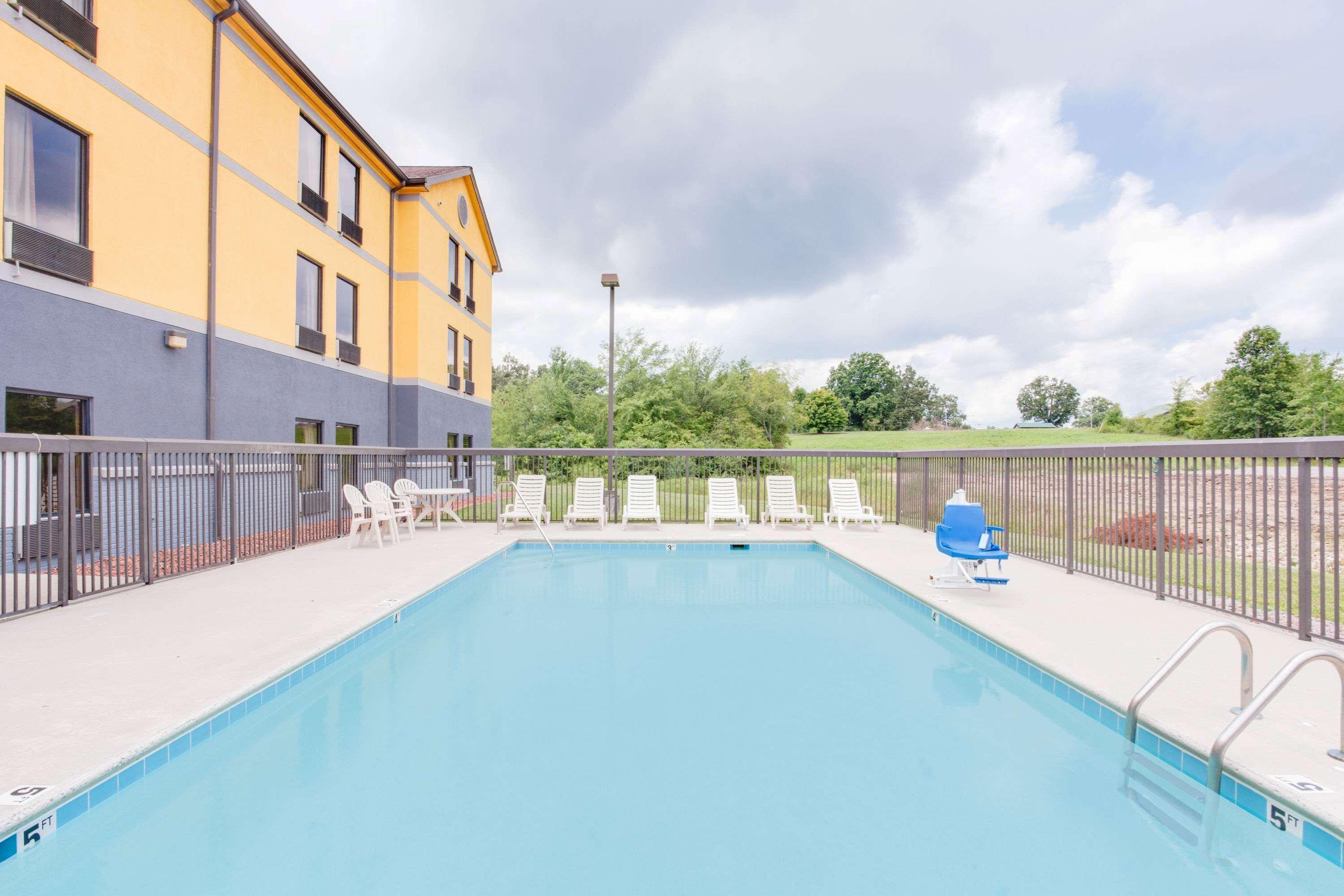 Super 8 By Wyndham Crossville Tn Exteriör bild
